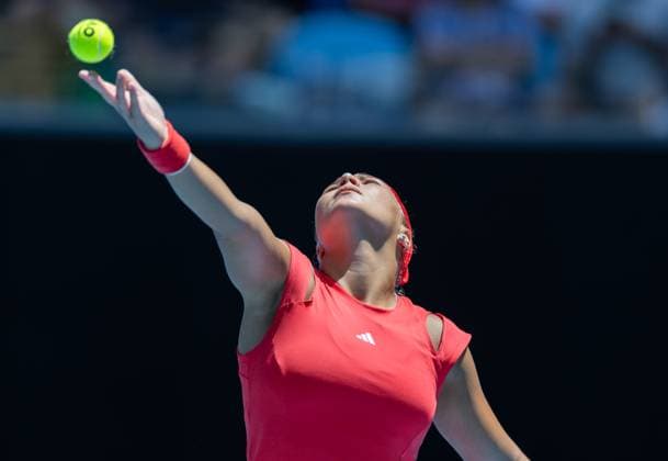 (250117) -- MELBOURNE, Jan. 17, 2025 -- Diana Shnaider serves during the women s singles 3rd round match between Diana Shnaider of Russia and Donna Vekic of Croatia at Australian Open tennis tournament in Melbourne, Australia, Jan. 17, 2025. (Photo by Xinhua) (SP)AUSTRALIA-MELBOURNE-TENNIS-AUSTRALIAN OPEN-DAY 6 HuxJingchen 