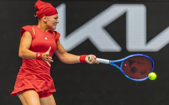 (250117) -- MELBOURNE, Jan. 17, 2025 -- Diana Shnaider hits a return during the women s singles 3rd round match between Diana Shnaider of Russia and Donna Vekic of Croatia at Australian Open tennis tournament in Melbourne, Australia, Jan. 17, 2025. (Photo by Xinhua) (SP)AUSTRALIA-MELBOURNE-TENNIS-AUSTRALIAN OPEN-DAY 6 HuxJingchen 
