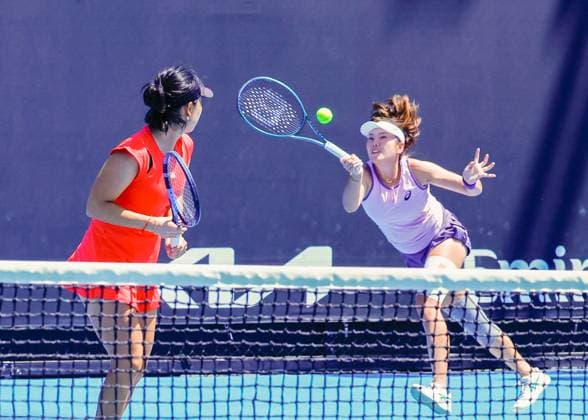 (250117) -- MELBOURNE, Jan. 17, 2025 -- Xu Yifan Yang Zhaoxuan (R) compete during the women s doubles second round match between Xu Yifan Yang Zhaoxuan of China and Hsieh Su-Wei (Chinese Taipe) Jelena Ostapenko (Latvia) at Australian Open tennis tournament in Melbourne, Australia, Jan. 17, 2025. (Photo by Xinhua) (SP)AUSTRALIA-MELBOURNE-TENNIS-AUSTRALIAN OPEN-DAY 6 ChuxChen 