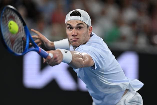 TENNIS AUSTRALIAN OPEN, Jack Draper of Great Britian returns during his round three match against Aleksandar Vukic of Australia during the 2025 Australian Open at Melbourne Park in Melbourne, Friday, January 17, 2025. ( NO ARCHIVING, EDITORIAL USE ONLY, NO USE IN BOOKS WITHOUT CONSENT MELBOURNE VICTORIA AUSTRALIA  Copyright: xLUKASxCOCHx 20250117170057461810