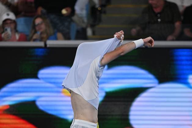TENNIS AUSTRALIAN OPEN, Jack Draper of Great Britian changes shirts during his round three match against Aleksandar Vukic of Australia during the 2025 Australian Open at Melbourne Park in Melbourne, Friday, January 17, 2025. ( NO ARCHIVING, EDITORIAL USE ONLY, NO USE IN BOOKS WITHOUT CONSENT MELBOURNE VICTORIA AUSTRALIA  Copyright: xLUKASxCOCHx 20250117177455599380