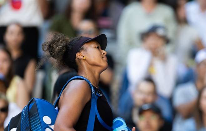 (250117) -- MELBOURNE, Jan. 17, 2025 -- Osaka Naomi leaves the court after retiring from the women s singles 3rd round match between Osaka Naomi of Japan and Belinda Bencic of Switzerland at Australian Open tennis tournament in Melbourne, Australia, Jan. 17, 2025. (Photo by Xinhua) (SP)AUSTRALIA-MELBOURNE-TENNIS-AUSTRALIAN OPEN-DAY 6 HuxJingchen 