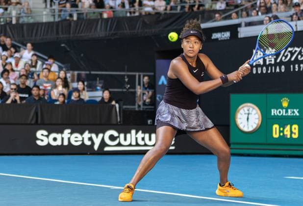 (250117) -- MELBOURNE, Jan. 17, 2025 -- Osaka Naomi hits a return during the women s singles 3rd round match between Osaka Naomi of Japan and Belinda Bencic of Switzerland at Australian Open tennis tournament in Melbourne, Australia, Jan. 17, 2025. (Photo by Xinhua) (SP)AUSTRALIA-MELBOURNE-TENNIS-AUSTRALIAN OPEN-DAY 6 HuxJingchen 