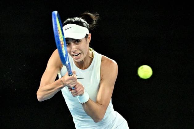 TENNIS AUSTRALIAN OPEN, Olga Danilovic of Serbia returns during her round three match against Jessica Pegula of USA during the 2025 Australian Open at Melbourne Park in Melbourne, Friday, January 17, 2025. ( NO ARCHIVING, EDITORIAL USE ONLY, NO USE IN BOOKS WITHOUT CONSENT MELBOURNE VICTORIA AUSTRALIA  Copyright: xJAMESxROSSx 20250117124720216704