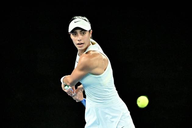 TENNIS AUSTRALIAN OPEN, Olga Danilovic of Serbia returns during her round three match against Jessica Pegula of USA during the 2025 Australian Open at Melbourne Park in Melbourne, Friday, January 17, 2025. ( NO ARCHIVING, EDITORIAL USE ONLY, NO USE IN BOOKS WITHOUT CONSENT MELBOURNE VICTORIA AUSTRALIA  Copyright: xJAMESxROSSx 20250117180348254159