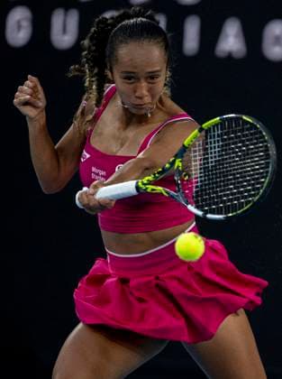 (250117) -- MELBOURNE, Jan. 17, 2025 -- Leylah Fernandez of Canada hits a return to Coco Gauff of the United States during the women s singles 3rd round match at Australian Open tennis tournament in Melbourne, Australia, Jan. 17, 2025. (Photo by Xinhua) (SP)AUSTRALIA-MELBOURNE-TENNIS-AUSTRALIAN OPEN-DAY 6 LuixSiuxWai 
