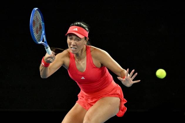 TENNIS AUSTRALIAN OPEN, Jessica Pegula of USA returns during her round three match against Olga Danilovic of Serbia during the 2025 Australian Open at Melbourne Park in Melbourne, Friday, January 17, 2025. ( NO ARCHIVING, EDITORIAL USE ONLY, NO USE IN BOOKS WITHOUT CONSENT MELBOURNE VICTORIA AUSTRALIA  Copyright: xJAMESxROSSx 20250117110384570654