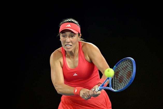 TENNIS AUSTRALIAN OPEN, Jessica Pegula of USA returns during her round three match against Olga Danilovic of Serbia during the 2025 Australian Open at Melbourne Park in Melbourne, Friday, January 17, 2025. ( NO ARCHIVING, EDITORIAL USE ONLY, NO USE IN BOOKS WITHOUT CONSENT MELBOURNE VICTORIA AUSTRALIA  Copyright: xJAMESxROSSx 20250117163443563280