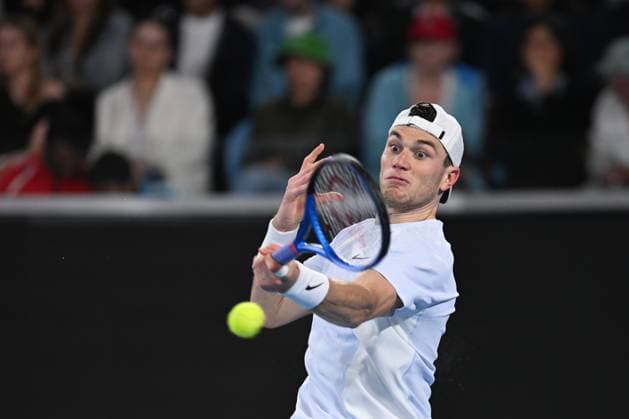 TENNIS AUSTRALIAN OPEN, Jack Draper of Great Britian returns during his round three match against Aleksandar Vukic of Australia during the 2025 Australian Open at Melbourne Park in Melbourne, Friday, January 17, 2025. ( NO ARCHIVING, EDITORIAL USE ONLY, NO USE IN BOOKS WITHOUT CONSENT MELBOURNE VICTORIA AUSTRALIA  Copyright: xLUKASxCOCHx 20250117165877100383