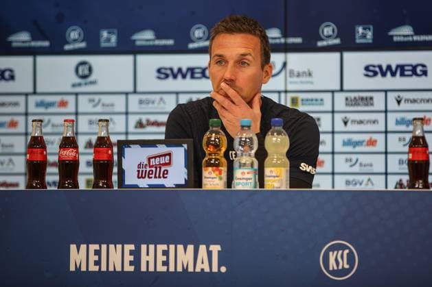 Christian Eichner Karlsruher SC, Head Coach at the press conference and the announcement about the loan of Mikkel Kaufmann, Karlsruher SC Football, 2 Bundesliga, Press conference and training, 2024 2025, 17 01 2025, DFL REGULATES PROHIBIT ANY USE OF PHOTOGRAPHS AS IMAGE SEQUENCES AND OR QUASI VIDEO, Karlsruher SC Football, 2 Bundesliga, Press conference and training, 2024 2025, 17 01 2025 Karlsruhe Copyright: xEibner-Pressefoto JanxPrihodax EP_JPA