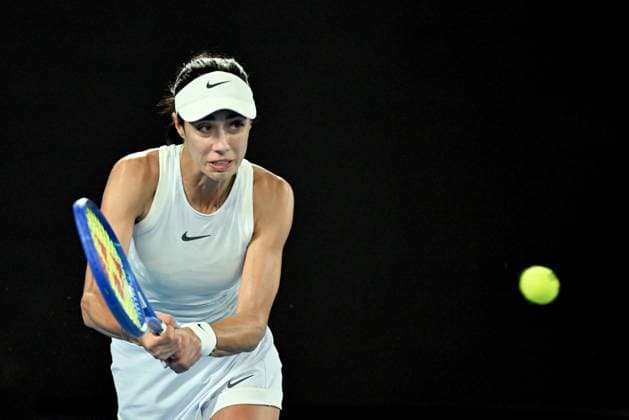 TENNIS AUSTRALIAN OPEN, Olga Danilovic of Serbia returns during her round three match against Jessica Pegula of USA during the 2025 Australian Open at Melbourne Park in Melbourne, Friday, January 17, 2025. ( NO ARCHIVING, EDITORIAL USE ONLY, NO USE IN BOOKS WITHOUT CONSENT MELBOURNE VICTORIA AUSTRALIA  Copyright: xJAMESxROSSx 20250117180679732154