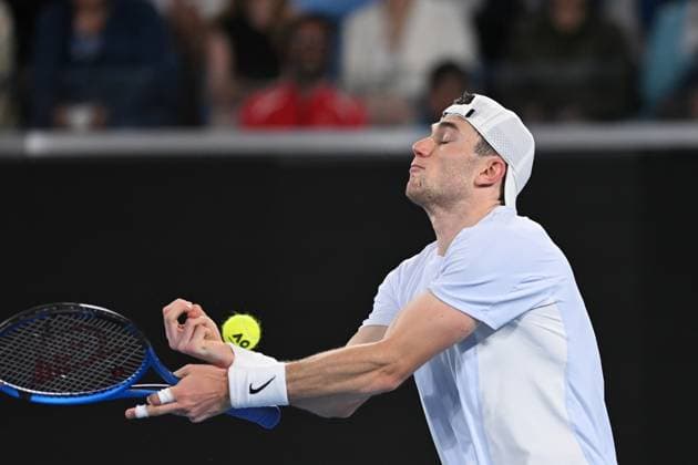 TENNIS AUSTRALIAN OPEN, Jack Draper of Great Britain fumbles as he tries to catch a tennis ball during his round three match against Aleksandar Vukic of Australia during the 2025 Australian Open at Melbourne Park in Melbourne, Friday, January 17, 2025. ( NO ARCHIVING, EDITORIAL USE ONLY, NO USE IN BOOKS WITHOUT CONSENT MELBOURNE VICTORIA AUSTRALIA  Copyright: xLUKASxCOCHx 20250117119598216655