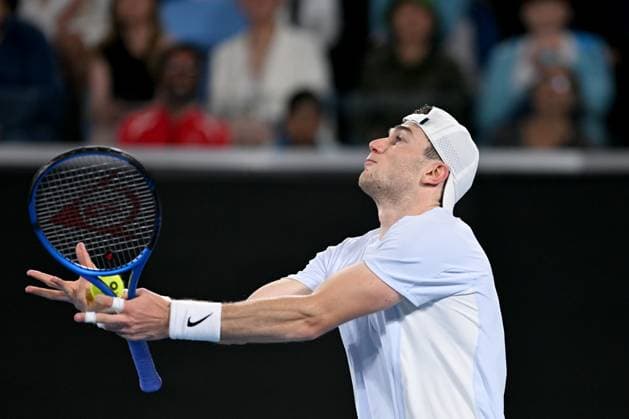 TENNIS AUSTRALIAN OPEN, Jack Draper of Great Britain fumbles as he tries to catch a tennis ball during his round three match against Aleksandar Vukic of Australia during the 2025 Australian Open at Melbourne Park in Melbourne, Friday, January 17, 2025. ( NO ARCHIVING, EDITORIAL USE ONLY, NO USE IN BOOKS WITHOUT CONSENT MELBOURNE VICTORIA AUSTRALIA  Copyright: xLUKASxCOCHx 20250117155377941763