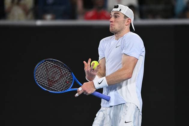 TENNIS AUSTRALIAN OPEN, Jack Draper of Great Britain fumbles as he tries to catch a tennis ball during his round three match against Aleksandar Vukic of Australia during the 2025 Australian Open at Melbourne Park in Melbourne, Friday, January 17, 2025. ( NO ARCHIVING, EDITORIAL USE ONLY, NO USE IN BOOKS WITHOUT CONSENT MELBOURNE VICTORIA AUSTRALIA  Copyright: xLUKASxCOCHx 20250117178541322695