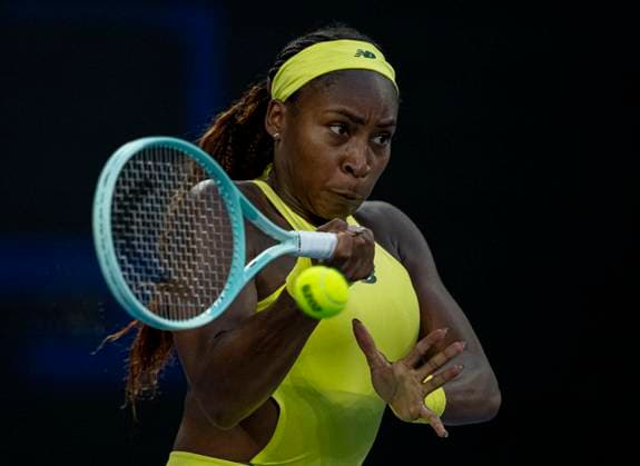 (250117) -- MELBOURNE, Jan. 17, 2025 -- Coco Gauff of the United States hits a return to Leylah Fernandez of Canada during the women s singles 3rd round match at Australian Open tennis tournament in Melbourne, Australia, Jan. 17, 2025. (Photo by Xinhua) (SP)AUSTRALIA-MELBOURNE-TENNIS-AUSTRALIAN OPEN-DAY 6 LuixSiuxWai 
