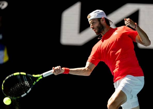 (250117) -- MELBOURNE, Jan. 17, 2025 -- Jacob Fearnley of Britain hits a return to Alexander Zverev of Germany during the men s singles 3rd round match at Australian Open tennis tournament in Melbourne, Australia, Jan. 17, 2025. (Photo by Xinhua) (SP)AUSTRALIA-MELBOURNE-TENNIS-AUSTRALIAN OPEN-DAY 6 HuxJingchen 
