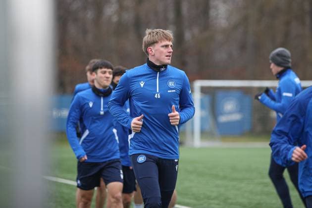 Warm-up Mikkel Kaufmann Karlsruher SC, 14 in first training, Karlsruher SC Football, 2 Bundesliga, Press conference and training, 2024 2025, 17 01 2025, DFL REGULATES PROHIBIT ANY USE OF PHOTOGRAPHS AS IMAGE SEQUENCES AND OR QUASI VIDEO, Karlsruher SC Football, 2 Bundesliga, Press conference and training, 2024 2025, 17 01 2025 Karlsruhe Copyright: xEibner-Pressefoto JanxPrihodax EP_JPA