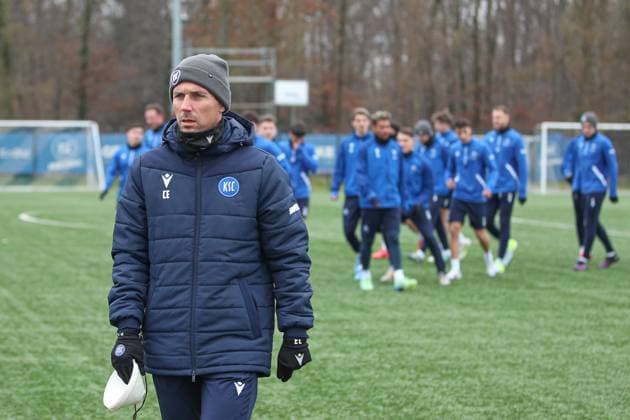 Christian Eichner Karlsruher SC, Head Coach at training before the Nuremberg match, Karlsruher SC Football, 2 Bundesliga, Press conference and training, 2024 2025, 17 01 2025, DFL REGULATIONS PROHIBIT ANY USE OF PHOTOGRAPHS AS IMAGE SEQUENCES AND OR QUASI VIDEO, Karlsruher SC Football, 2 Bundesliga, Press conference and training, 2024 2025, 17 01 2025 Karlsruhe Copyright: xEibner-Pressefoto JanxPrihodax EP_JPA