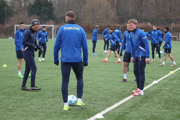 Mikkel Kaufmann Karlsruher SC, 14 in the first training session after his return Christian Eichner Karlsruher SC, head coach Marvin Wanitzek Karlsruher SC, 10 , Karlsruher SC Football, 2 Bundesliga, press conference and training, 2024 2025, 17 01 2025, DFL REGULATES PROHIBIT ANY USE OF PHOTOGRAPHS AS IMAGE SEQUENCES AND OR QUASI VIDEO, Karlsruher SC Fussball, 2 Bundesliga, Press conference and training, 2024 2025, 17 01 2025 Karlsruhe Copyright: xEibner-Pressefoto JanxPrihodax EP_JPA