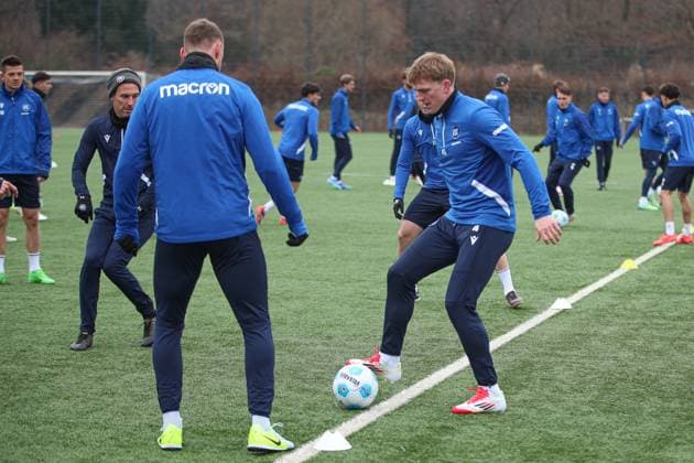 Back on the ball for KSC Mikkel Kaufmann Karlsruher SC, 14 Christian Eichner Karlsruher SC, Head Coach , Karlsruher SC Football, 2 Bundesliga, Press Conference and Training, 2024 2025, 17 01 2025, DFL REGULATIONS PROHIBIT ANY USE OF PHOTOGRAPHS AS IMAGE SEQUENCES AND OR QUASI VIDEO, Karlsruher SC Football, 2 Bundesliga, Press Conference and Training, 2024 2025, 17 01 2025 Karlsruhe Copyright: xEibner-Pressefoto JanxPrihodax EP_JPA