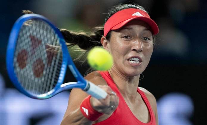 (250117) -- MELBOURNE, Jan. 17, 2025 -- Jessica Pegula hits a return during the women s singles 3rd round match between Olga Danilovic of Serbia and Jessica Pegula of the United States at Australian Open tennis tournament in Melbourne, Australia, Jan. 17, 2025. ) (SP)AUSTRALIA-MELBOURNE-TENNIS-AUSTRALIAN OPEN-DAY 6 LuixSiuxWai 