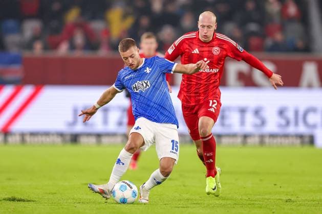 17 01 2025, Football, Fortuna Düsseldorf SV Darmstadt 98, 2 Fußball Bundesliga, Matchday 18, Merkur Spiel Arena, Saison 2024 2025 Fabian Nürnberger SV Darmstadt 15 in duel against Valgeir Lunddal Fridriksson Fortuna Düsseldorf 12 DFB regulations prohibit any use of photographs as image sequences and or quasi video Nordrhein Westfalen Germany