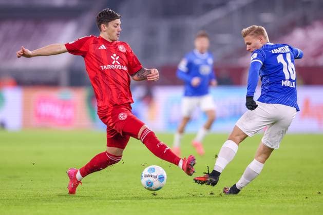 17 01 2025, Football, Fortuna Düsseldorf SV Darmstadt 98, 2 Fußball Bundesliga, 18 Matchday, Merkur Spiel Arena, Saison 2024 2025 Dawid Kownacki Fortuna Düsseldorf 24 in duel against Andreas Müller SV Darmstadt 16 DFB regulations prohibit any use of photographs as image sequences and or quasi video Nordrhein Westfalen Germany