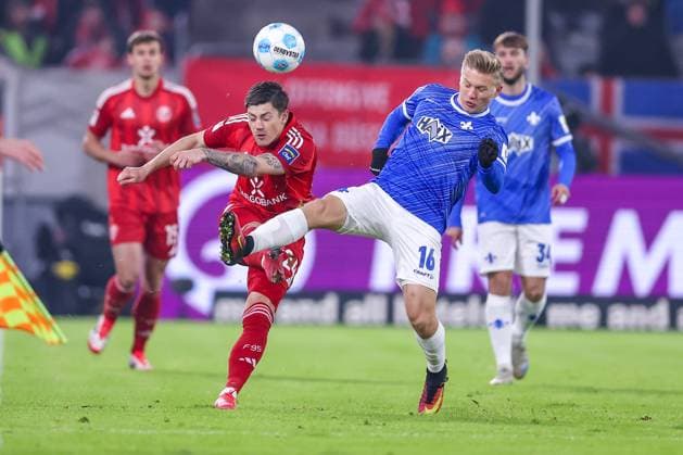 17 01 2025, Football, Fortuna Düsseldorf SV Darmstadt 98, 2 Fußball Bundesliga, 18 Matchday, Merkur Spiel Arena, Saison 2024 2025 Dawid Kownacki Fortuna Düsseldorf 24 in duel against Andreas Müller SV Darmstadt 16 DFB regulations prohibit any use of photographs as image sequences and or quasi video Nordrhein Westfalen Germany