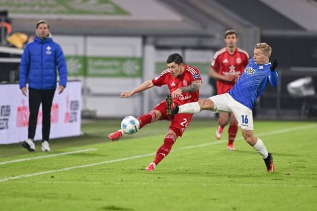 17 01 2025, Football, 2 Bundesliga, Matchday 18 Season 2024 2025, Fortuna Düsseldorf SV Darmstadt, Dawid Kownacki Fortuna Düsseldorf , Andreas Müller SV Darmstadt xRHR PHOTO TKx Copyright: RHR-FOTOx RHR-FOTO TK