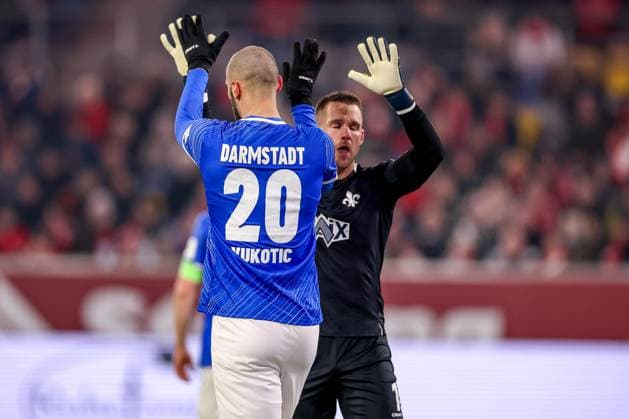 17 01 2025, Football, Fortuna Düsseldorf SV Darmstadt 98, 2 Fußball Bundesliga, 18 Matchday, Merkur Spiel Arena, Season 2024 2025 Aleksandar Vukotic SV Darmstadt 20 next to goalkeeper Marcel Schuhen SV Darmstadt 1 DFB regulations prohibit any use of photographs as image sequences and or quasi video Nordrhein Westfalen Germany