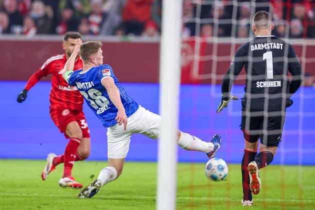 17 01 2025, Football, Fortuna Düsseldorf SV Darmstadt 98, 2 Fußball Bundesliga, 18 Matchday, Merkur Spiel Arena, Season 2024 2025 Clemens Riedel SV Darmstadt 38 defends Nicolas Gavory Fortuna Düsseldorf 34 DFB regulations prohibit any use of photographs as image sequences and or quasi video Nordrhein Westfalen Germany