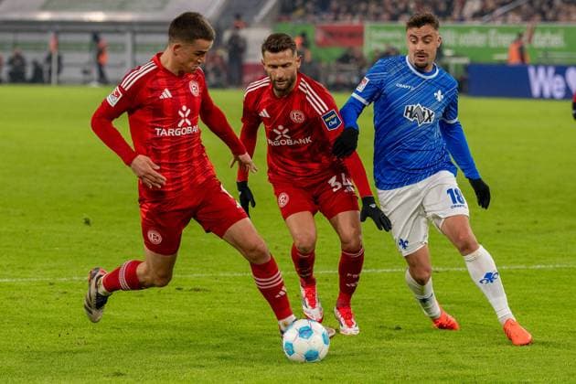 Philipp Foerster SV Darmstadt 98, 18 vs Nicolas Gavory Fortuna Duesseldorf, 34 and Giovanni Haag Fortuna Duesseldorf, 06 , GER Fortuna Duesseldorf vs SV Darmstadt 98, Football, 2 Bundesliga, Matchday 18, Season 2024 2025, 17 01 2025 DFB DFL REGULATIONS PROHIBIT ANY USE OF PHOTOGRAPHS AS IMAGE SEQUENCES AND OR QUASI VIDEO, GER Fortuna Duesseldorf vs SV Darmstadt 98, Football, 2 Bundesliga, Matchday 18, Season 2024 2025, 17 01 2025 Duesseldorf Copyright: xEibner-Pressefoto FabianxFriesex EP_FFE