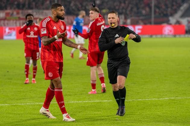 The referee runs past Jamil Siebert Fortuna Duesseldorf, 20 , GER Fortuna Duesseldorf vs SV Darmstadt 98, Soccer, 2 Bundesliga, Matchday 18, Season 2024 2025, 17 01 2025 DFB DFL REGULATIONS PROHIBIT ANY USE OF PHOTOGRAPHS AS IMAGE SEQUENCES AND OR QUASI VIDEO, GER Fortuna Duesseldorf vs SV Darmstadt 98, Football, 2 Bundesliga, Matchday 18, Season 2024 2025, 17 01 2025 Duesseldorf Copyright: xEibner-Pressefoto FabianxFriesex EP_FFE