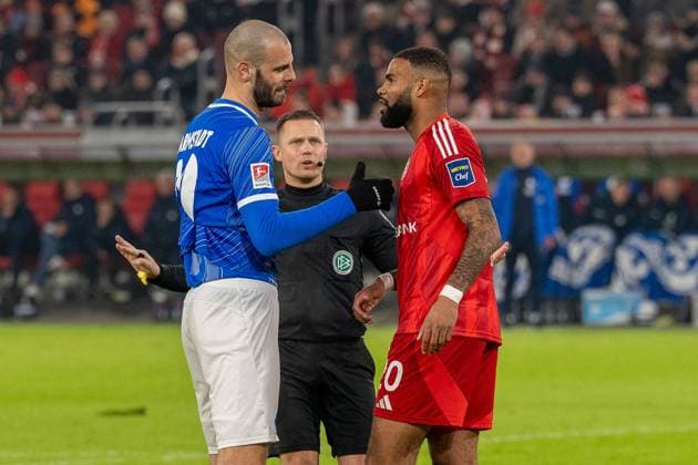The referee arbitrates between Aleksandar Vukotic SV Darmstadt 98, 20 and Jamil Siebert Fortuna Duesseldorf, 20 , GER Fortuna Duesseldorf vs SV Darmstadt 98, Soccer, 2 Bundesliga, Matchday 18, Season 2024 2025, 17 01 2025 DFB DFL REGULATIONS PROHIBIT ANY USE OF PHOTOGRAPHS AS IMAGE SEQUENCES AND OR QUASI VIDEO, GER Fortuna Duesseldorf vs SV Darmstadt 98, Football, 2 Bundesliga, Matchday 18, Season 2024 2025, 17 01 2025 Duesseldorf Copyright: xEibner-Pressefoto FabianxFriesex EP_FFE