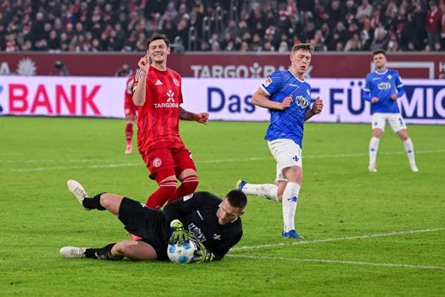 17 01 2025, Football, 2 Bundesliga, Matchday 18 Season 2024 2025, Fortuna Düsseldorf SV Darmstadt, Dawid Kownacki Fortuna Düsseldorf , Goalkeeper Marcel Schuhen SV Darmstadt xRHR PHOTO TKx Copyright: RHR-FOTOx RHR-FOTO TK