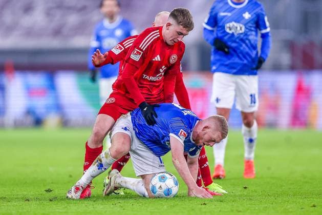 17 01 2025, Football, Fortuna Düsseldorf SV Darmstadt 98, 2 Fußball Bundesliga, Matchday 18, Merkur Spiel Arena, Saison 2024 2025 Isak Johannesson Fortuna Düsseldorf 8 in duel against Kai Klefisch SV Darmstadt 17 DFB regulations prohibit any use of photographs as image sequences and or quasi video Nordrhein Westfalen Germany