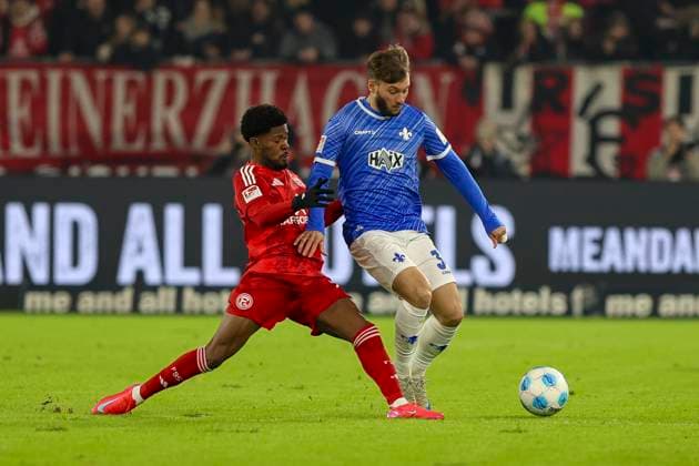 Düsseldorf, Germany, 17 01 25 Moritz Broni Kwarteng Fortuna Düsseldorf and Kilian Julian Corredor SV Darmstadt 98 fighting for the ball during the 2 Bundesliga match between Fortuna Düsseldorf vs SV Darmstadt 98 at Merkur Spiel Arena Düsseldorf Merkur Spiel Arena North Rhine Westphalia Germany Copyright: xBrauer-Fotoagenturx xAdrianxSchlx