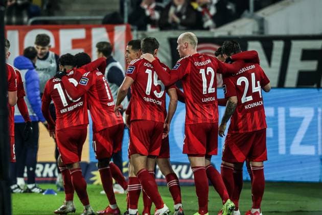 Sports, Football, 2 Bundesliga Season 2024 2025 18 Matchday Fortuna Düsseldorf SV Darmstadt 98 17 01 2025, MERKUR SPIEL ARENA Goal celebration Fortuna Düsseldorf after the goal to 1 0 by Myron van Brederode Fortuna Düsseldorf, 10 the players are happy Düsseldorf MERKUR SPIEL ARENA North Rhine-Westphalia Germany