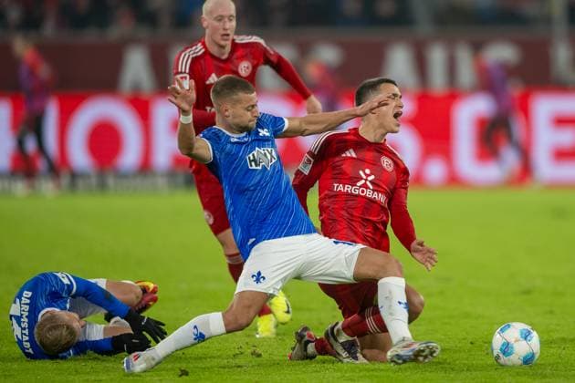 17 01 2025, Soccer 2 Bundesliga, Season 2024 2025, Matchday 18, Fortuna Duesseldorf vs SV Darmstadt 98 in the Merkur Spiel Arena in Duesseldorf duel between Fabian Nuernberger SV Darmstadt 98, 15 and Giovanni Haag Fortuna Duesseldorf, 06 Important note In accordance with the regulations of the DFL German Football League and the DFB German Football Association, it is prohibited to utilize or have utilized photographs taken in the stadium and or of the match in the form of sequential images and or video-like photo series Foto Kirchner Media TH Copyright: xKirchner-Media THx