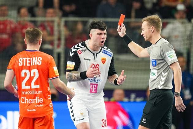 Sport Bilder des Tages Handball, WM, Niederlande - Nordmazedonien 2025-01-17 Netherlands v North Macedonia - IHF Euro 2025 Men s Preliminary Round Group D VARAZDIN, CROATIA - JANUARY 17: Milan Lazarevski of North Macedonia reveives red card during the IHF Euro 2025 Men s Preliminary Round Group D match between Netherlands and North Macedonia at Arena Varazdin on January 17, 2025 in Varazdin, Croatia. Varazdin Arena Varazdin Croatia Content not available for redistribution in The Netherlands directly or indirectly through any third parties. Copyright: xHenkxSeppenx