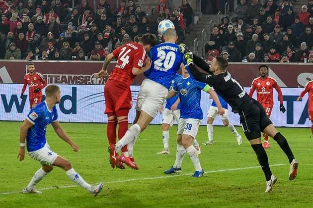 Aleksandar Vukotic Darmstadt 20 thwarts goal chance of Dawid Kownacki Duesseldorf 24 Marcel Schuhen Darmstadt 1 li 17 01 2025 Soccer Fortuna Duesseldorf vs SV Darmstadt 98, Merkur Spiel Arena, Duesseldorf, DFB DFL REGULATIONS PROHIBIT ANY USE OF PHOTOGRAPHS AS IMAGE SEQUENCES AND OR QUASI VIDEO NRW Germany Copyright: xpepphotox xSaschaxWeizx pep00321, pep_20250117_hm_5353