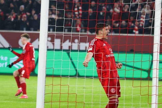 17 01 2025, xfanx, Fußball 2 Bundesliga, Fortuna Duesseldorf SV Darmstadt 98 emspor, v l Dawid Kownacki Fortuna Duesseldorf cheers after the goal to 1 0 for Fortuna Duesseldorf by the scorer Myron Cedric van Brederode Fortuna Duesseldorf DFL DFB REGULATIONS PROHIBIT ANY USE OF PHOTOGRAPHS as IMAGE SEQUENCES and or QUASI VIDEO Duesseldorf mfan