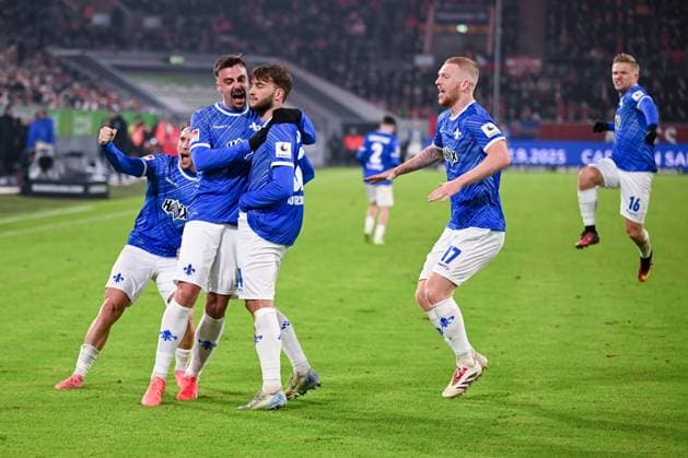 17 01 2025, Football, 2 Bundesliga, Matchday 18 Season 2024 2025, Fortuna Düsseldorf SV Darmstadt, Killian Corredor SV Darmstadt celebrates the goal for 2 2 with the team, xRHR PHOTO TKx Copyright: RHR-FOTOx RHR-FOTO TK