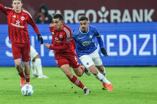Sport, Football, 2 Bundesliga Season 2024 2025 18 Matchday Fortuna Düsseldorf SV Darmstadt 98 17 01 2025, MERKUR SPIEL ARENA Giovanni Haag Fortuna Düsseldorf, 6 Philipp Förster SV Darmstadt, 18 Düsseldorf MERKUR SPIEL ARENA North Rhine-Westphalia Germany