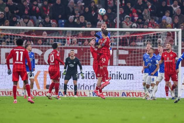 17 01 2025, Football, Fortuna Düsseldorf SV Darmstadt 98, 2 Fußball Bundesliga, 18 Matchday, Merkur Spiel Arena, Saison 2024 2025 Isak Johannesson Fortuna Düsseldorf 8 and Dawid Kownacki Fortuna Düsseldorf 24 in a duel against Aleksandar Vukotic SV Darmstadt 20 DFB regulations prohibit any use of photographs as image sequences and or quasi video Nordrhein Westfalen Germany