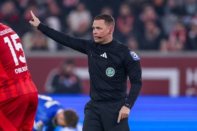 17 01 2025, Football, Fortuna Düsseldorf SV Darmstadt 98, 2 Fußball Bundesliga, 18 Matchday, Merkur Spiel Arena, Season 2024 2025 Referee Robert Kampka gesticulating DFB regulations prohibit any use of photographs as image sequences and or quasi video North Rhine-Westphalia Germany