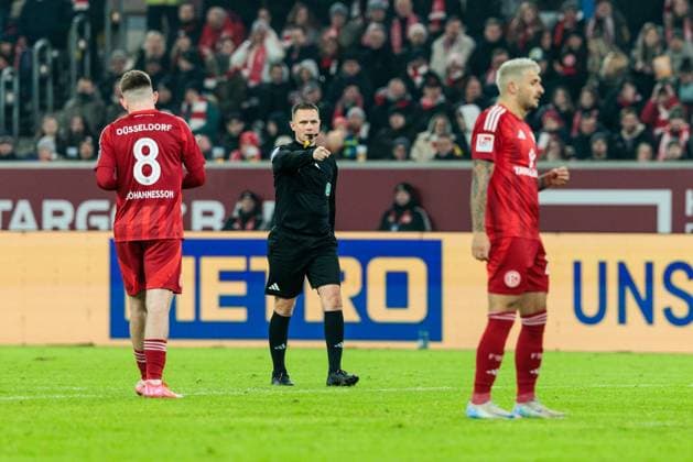2 Soccer Bundesliga Fortuna Düsseldorf 1895 SV Darmstadt 98 17 01 2025 Referee Robert Kampka points to the spot 2 Soccer Bundesliga Fortuna Düsseldorf 1895 SV Darmstadt 98, Düsseldorf, Merkur Spiel Arena on 17 01 2025 DFL REGULATIONS PROHIBIT ANY USE OF PHOTOGRAPHS AS IMAGE SEQUENCES AND OR QUASI VIDEO Copyright: xBEAUTIFULxSPORTS Wunderlx