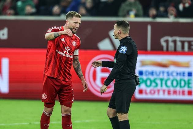 Sports, Football, 2 Bundesliga Season 2024 2025 18 Matchday Fortuna Düsseldorf SV Darmstadt 98 17 01 2025, MERKUR SPIEL ARENA Andre Hoffmann Fortuna Düsseldorf, 3 Dr Robert Kampka Referee Düsseldorf MERKUR SPIEL ARENA North Rhine-Westphalia Germany