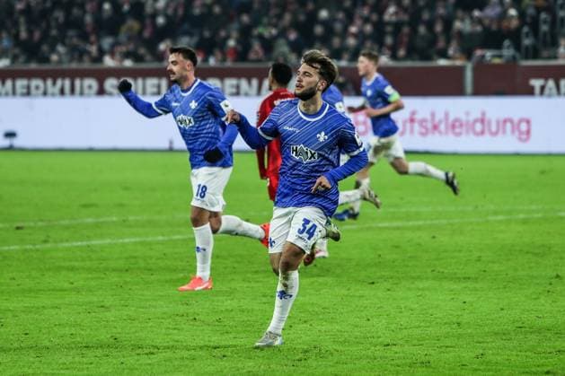 Sport, Soccer, 2 Bundesliga Season 2024 2025 18 Matchday Fortuna Düsseldorf SV Darmstadt 98 17 01 2025, MERKUR SPIEL ARENA SV Darmstadt celebrating after the goal to 2 2 by Kilian Corredor SV Darmstadt, 34 , the scorer celebrates with his teammates Düsseldorf MERKUR SPIEL ARENA North Rhine-Westphalia Germany