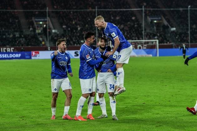 Sport, Soccer, 2 Bundesliga Season 2024 2025 18 Matchday Fortuna Düsseldorf SV Darmstadt 98 17 01 2025, MERKUR SPIEL ARENA SV Darmstadt celebrating after the goal to 2 2 by Kilian Corredor SV Darmstadt, 34 , the scorer celebrates with his teammates Düsseldorf MERKUR SPIEL ARENA North Rhine-Westphalia Germany